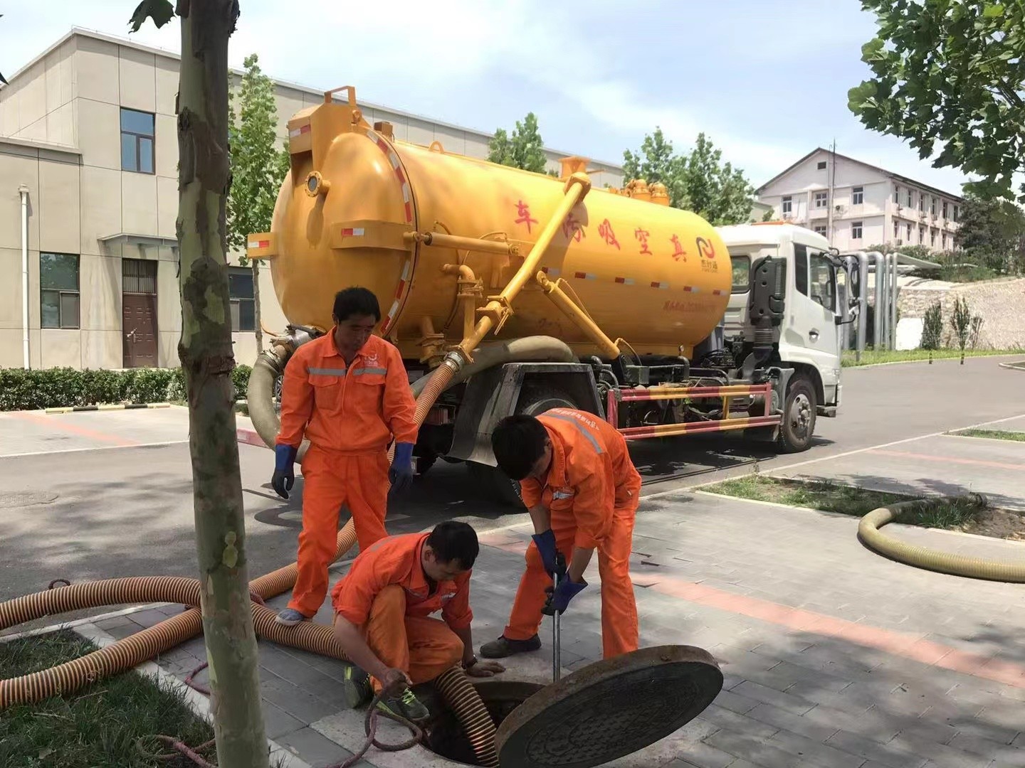 东光管道疏通车停在窨井附近