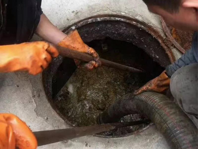 东光清理化粪池时如何避免沼气的危害？